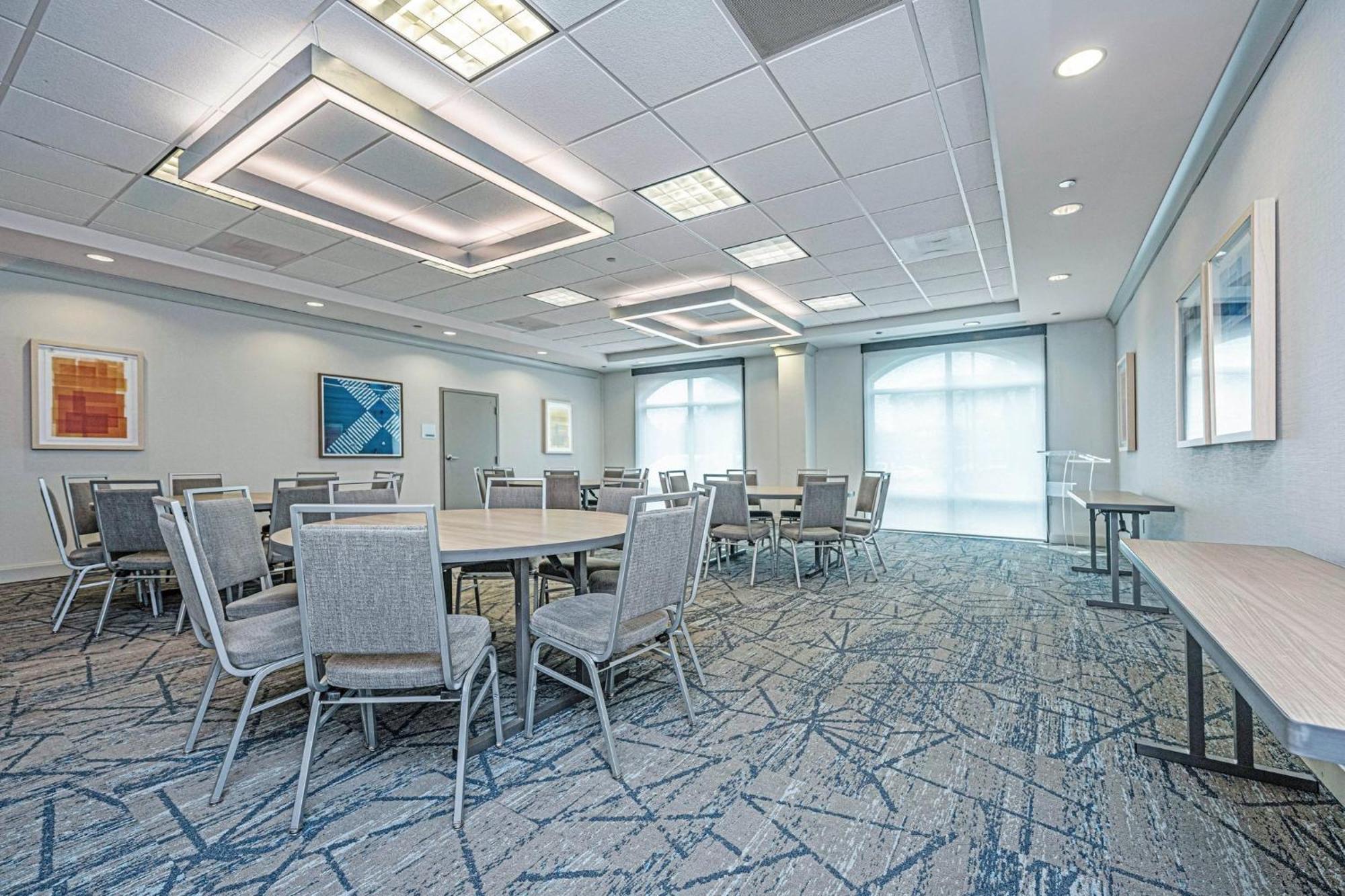 Holiday Inn Express & Suites Charleston Arpt-Conv Ctr Area By Ihg North Charleston Exterior photo