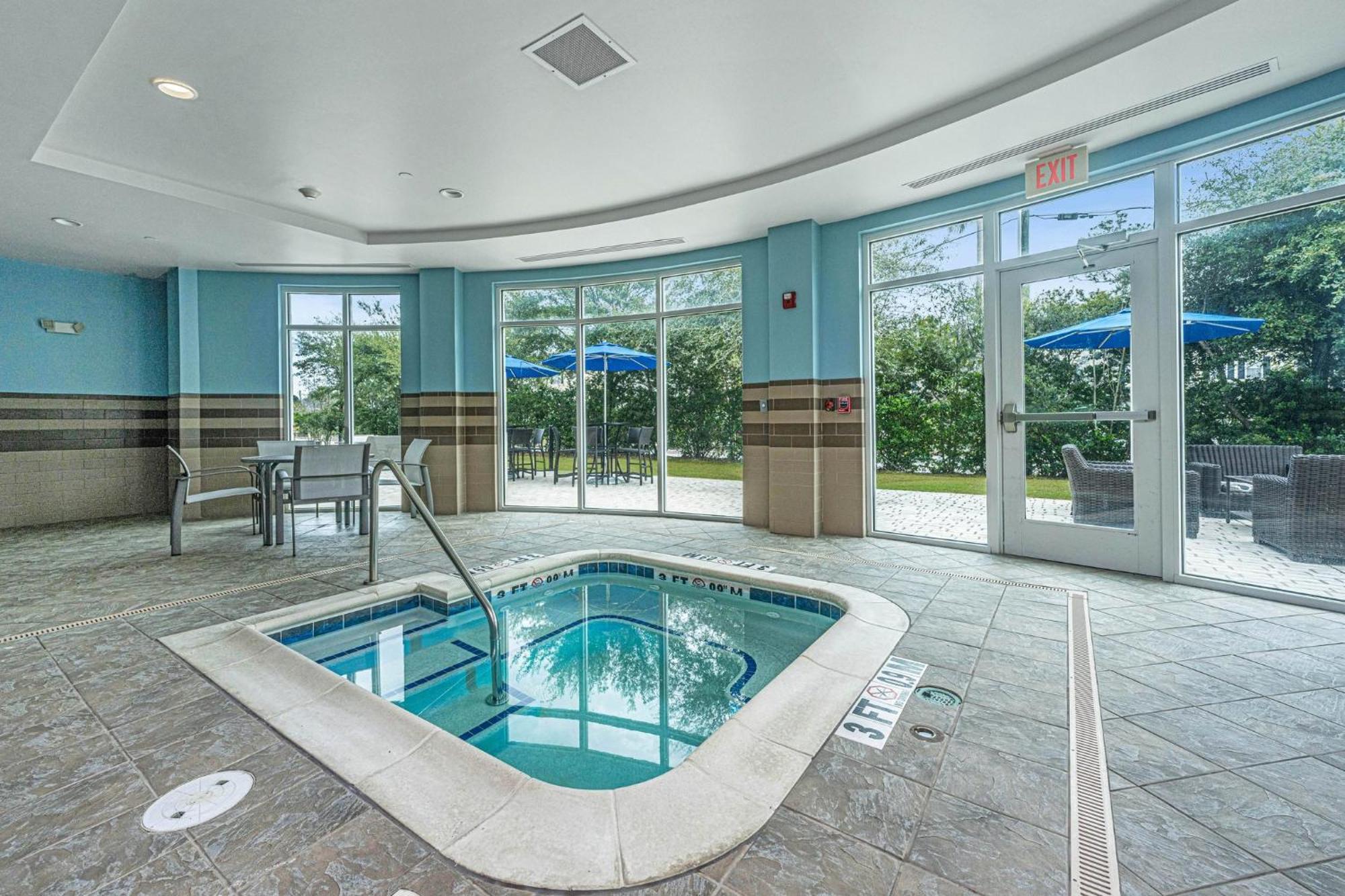 Holiday Inn Express & Suites Charleston Arpt-Conv Ctr Area By Ihg North Charleston Exterior photo