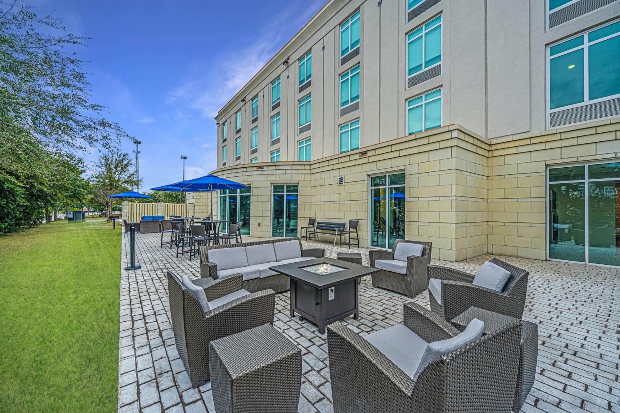 Holiday Inn Express & Suites Charleston Arpt-Conv Ctr Area By Ihg North Charleston Exterior photo
